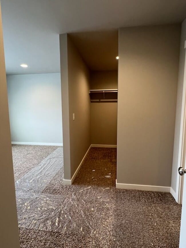 Building Photo - 1098 S New Oak Ln