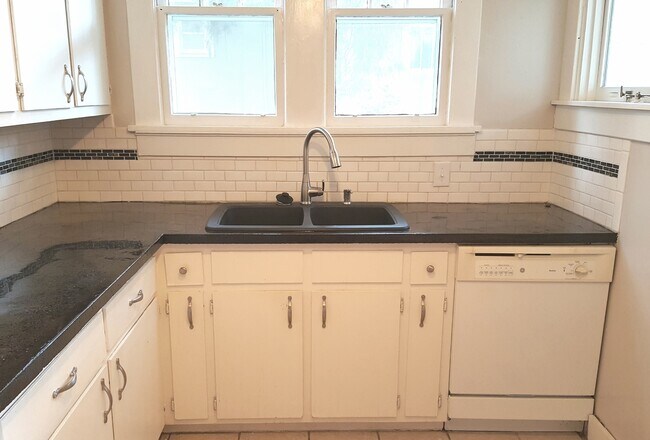 Building Photo - 1114 Russell St