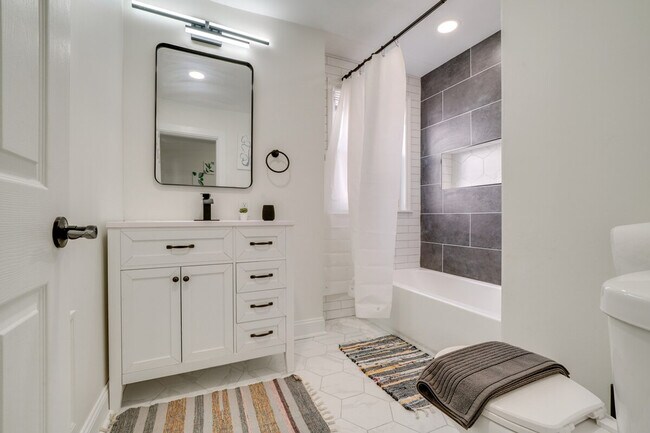 Building Photo - 2633 Broadway Ave