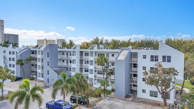 Building Photo - 2850 NE 14th Street Causeway