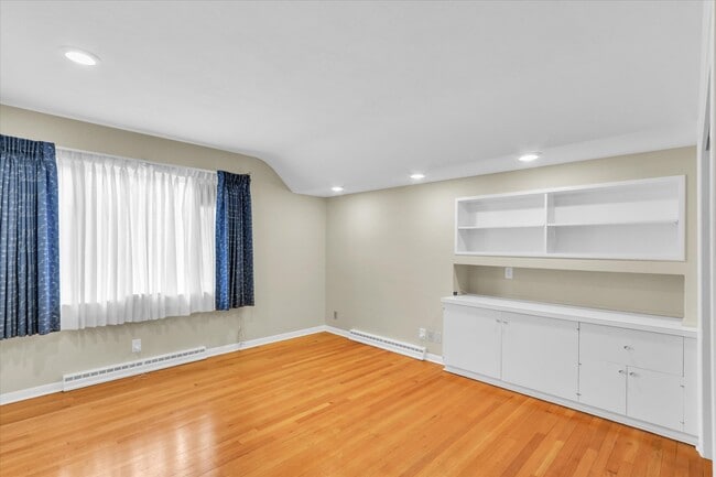 Building Photo - 1803 Golfview Dr