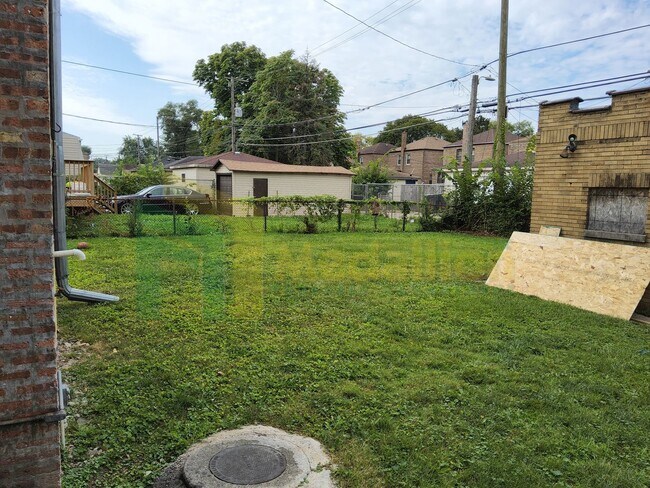 Building Photo - 9318 S Loomis St