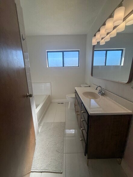 Building Photo - 1618 W Locust St