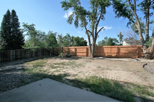 Building Photo - Beautiful 3 Bedroom Tri Level Home Availab...