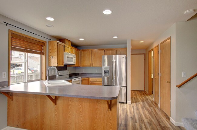 Building Photo - Welcome to this charming 2 bedroom, 2 bath...