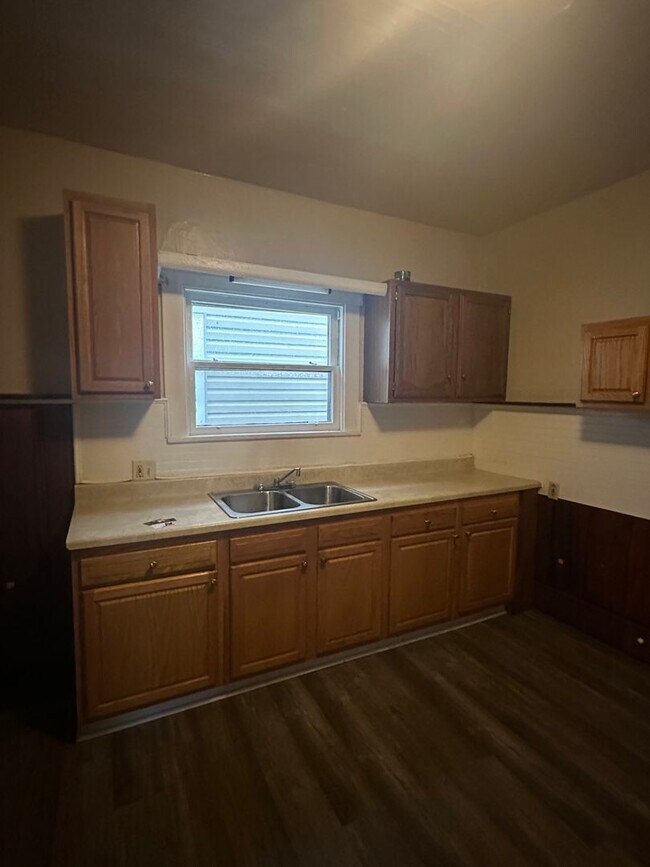 Building Photo - Akron Single-Family Home *ACCEPTING VOUCHERS*