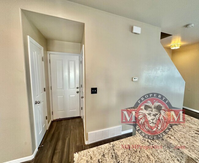 Building Photo - 3 Bd 3.5 Bath Model Like Townhome in Riverton