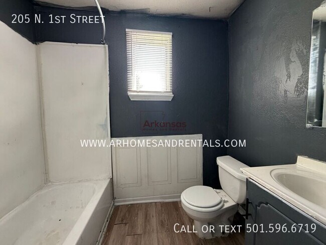 Building Photo - 205 N 1st St