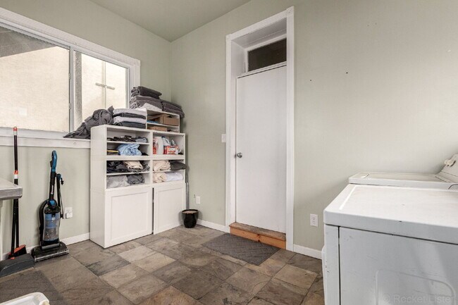 Building Photo - Lovely Victorian duplex for rent 2 bed / 1 bath