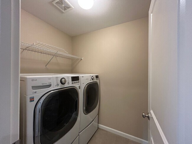 Building Photo - Gorgeous 4 Bed, 2.5 Bath Tuscany Home!