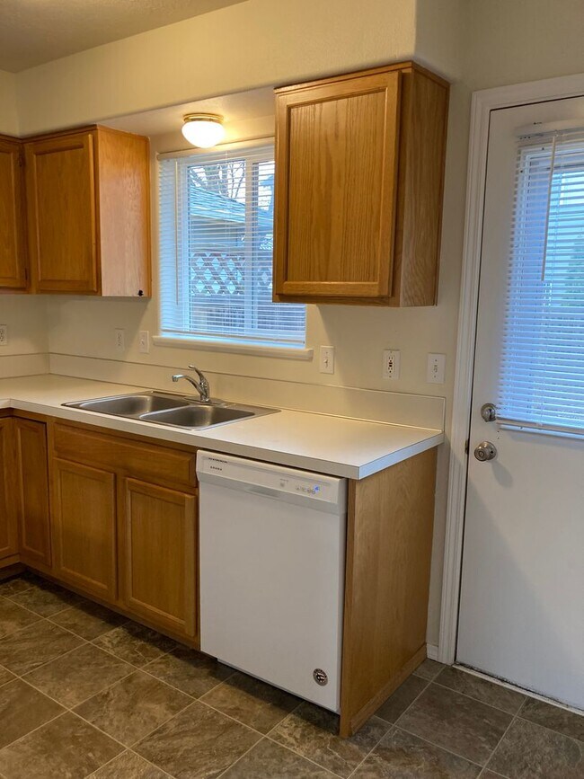 Building Photo - Two Bedroom Duplex in South Salem, Landscaping Included!