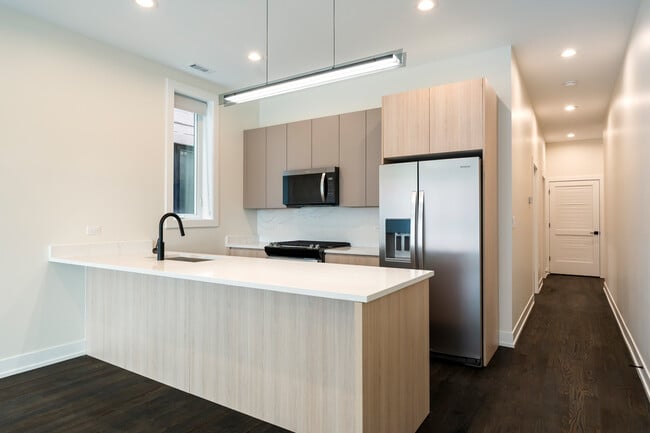 Building Photo - 412 E 50th Pl