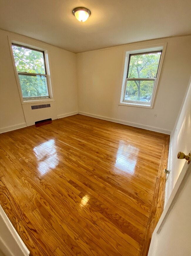 Building Photo - 1 Larchmont Acres