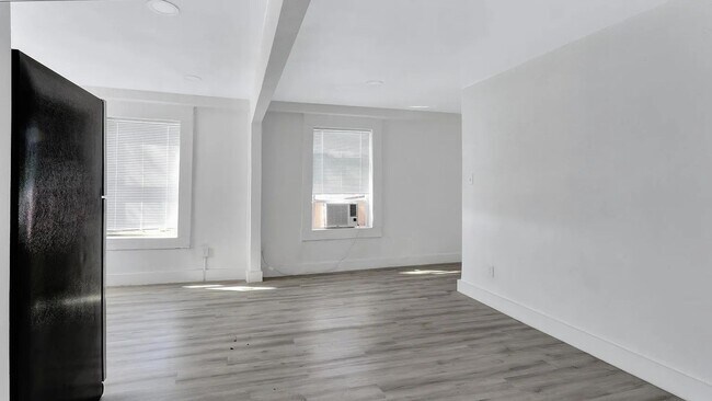 Building Photo - 2737 Stuart Dr