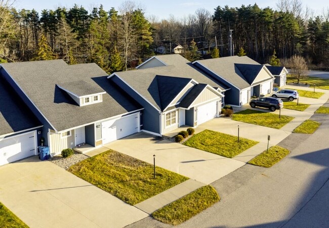 Building Photo - Perry Creek Townhomes - Midland, MI