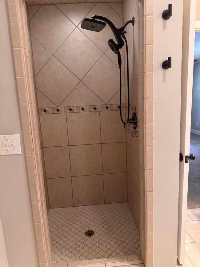 Building Photo - 2002 E Drew Valley Rd NE