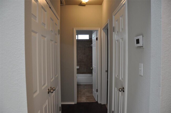 Building Photo - 507 Las Colinas Dr