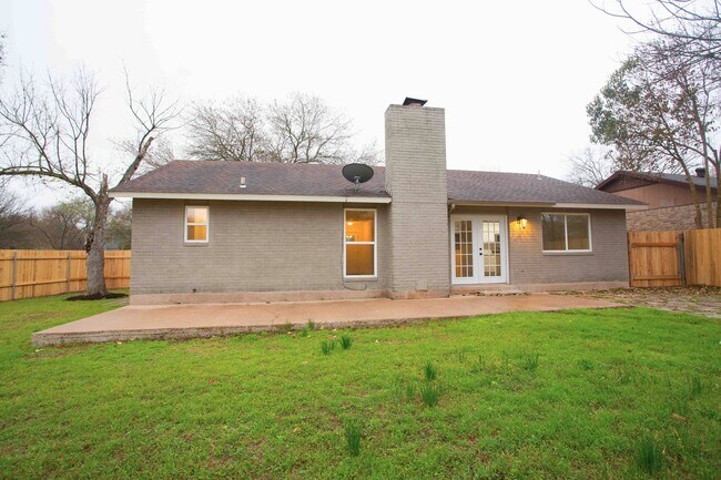 Building Photo - 2800 Bushnell Dr