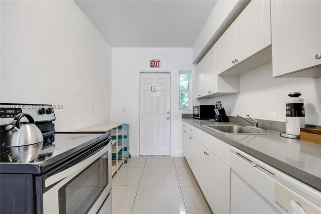 Building Photo - 9850 E Bay Harbor Dr