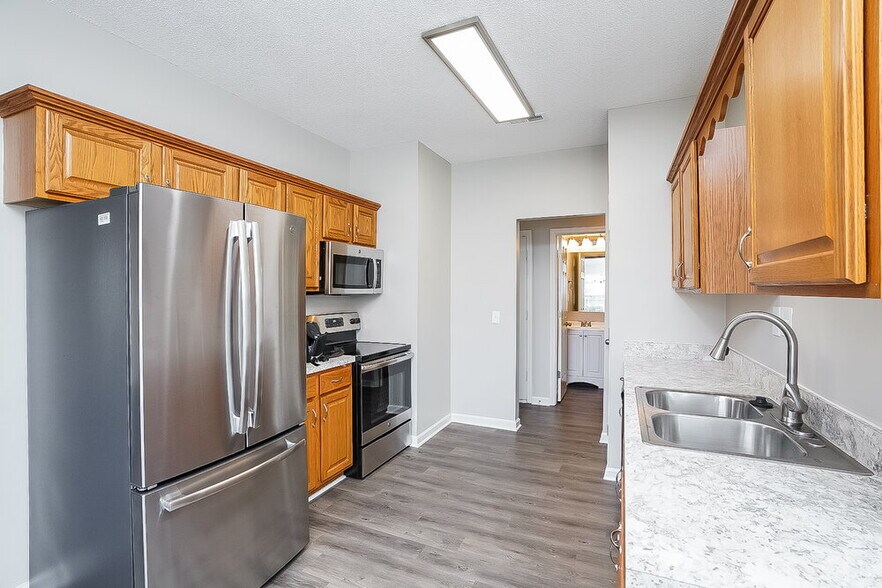 Building Photo - 331 Lake Forest Dr