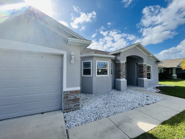 Building Photo - 3 Bedroom Single Family in South Lakeland ...