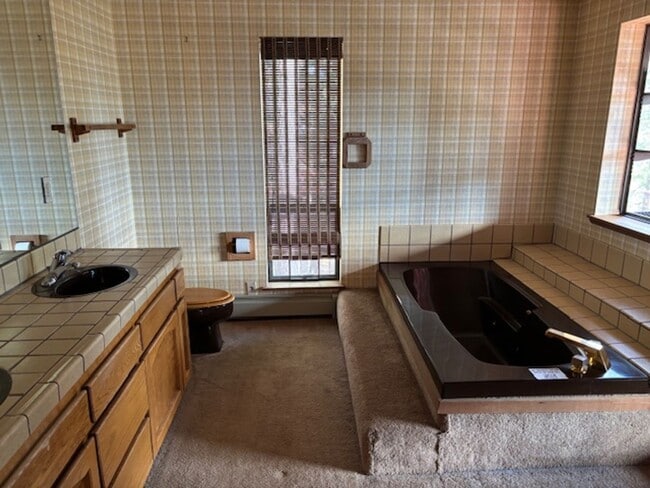 Building Photo - Value with lake view