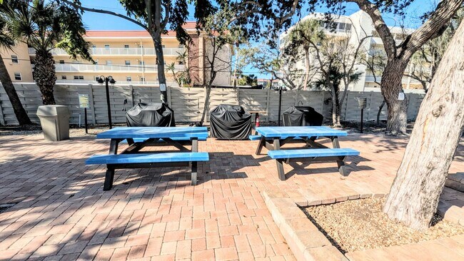 Building Photo - 2 BED 1 BATH CONDO ON SIESTA KEY **ALL UTILITIES/WIFI INCLUDED**