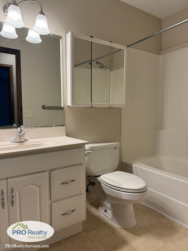 Building Photo - 2 Bedroom Townhouse **50% off December's Rent with a December 2025 Move In**