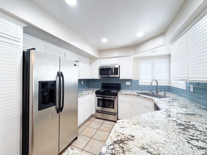 Building Photo - 8060 E Goldenrod Ln