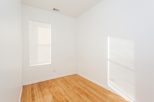 Building Photo - 944 N California Ave