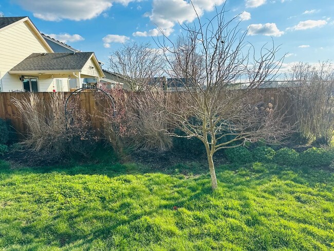 Building Photo - Charming Updated Property in Amazing Neighborhood