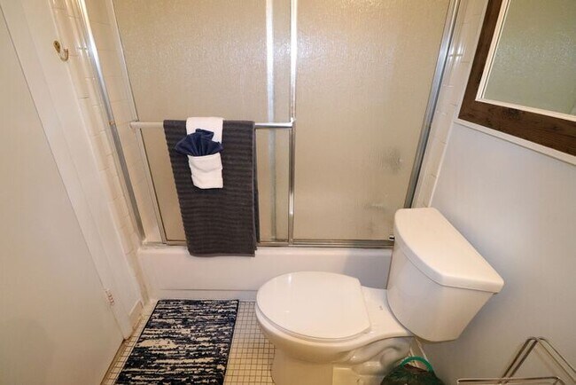 Building Photo - One bedroom apartment 7 or 12 months rental terms available/ Apartamento disponible amueblado o s...