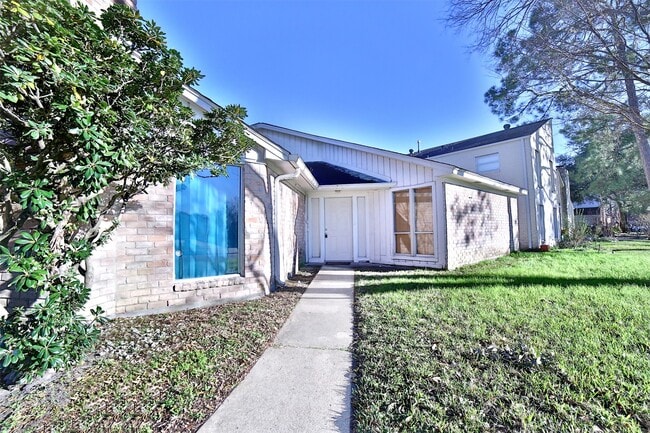 Building Photo - 10723 Shawnbrook Dr