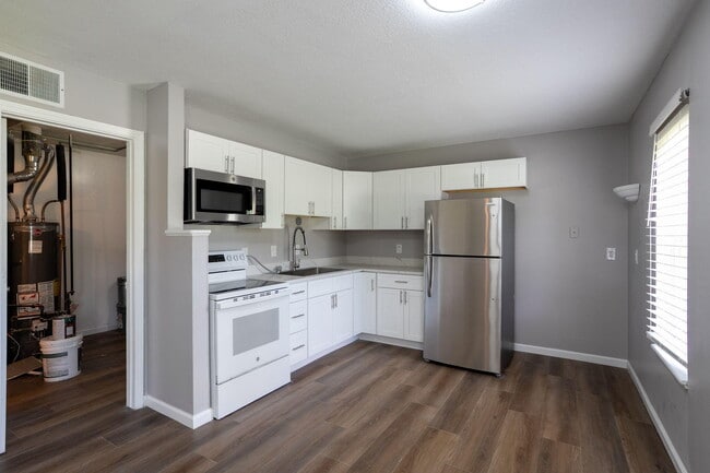 Building Photo - 2601 E Oakbrook Dr