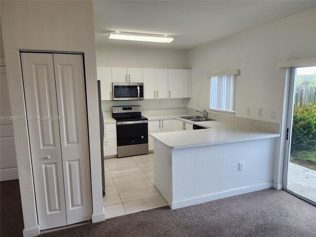 Building Photo - 452 NW 12th Pl