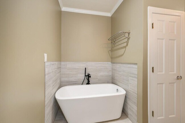 Building Photo - 4878 Long Island Dr NE