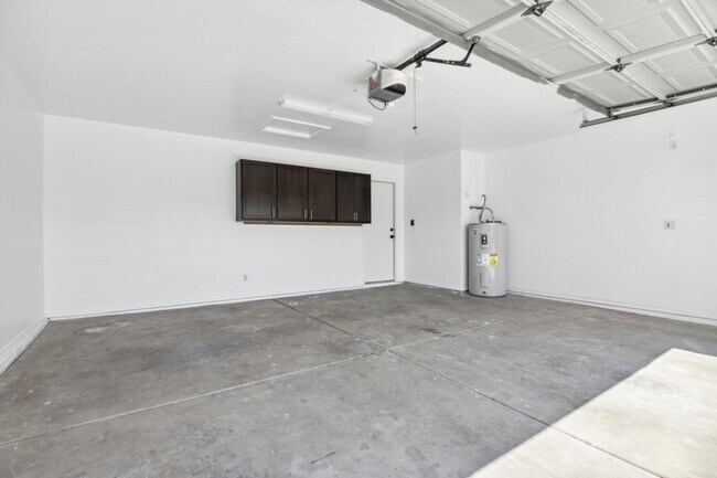 Building Photo - 3 Bedroom home with large backyard!