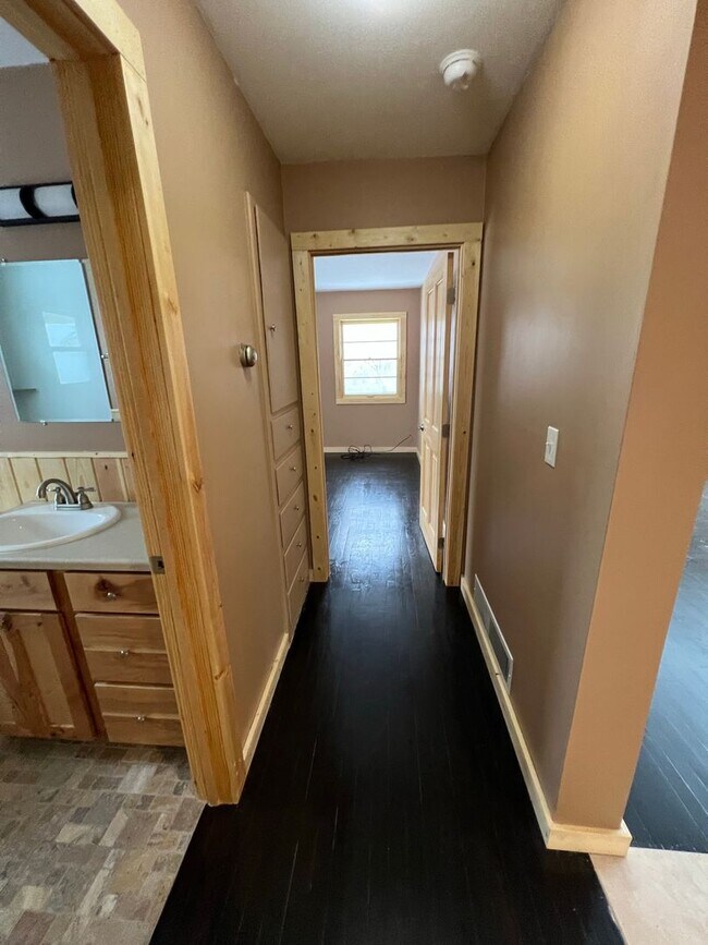 Building Photo - 624 N 3rd St