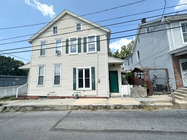 Building Photo - 1 Bedroom with Bonus Room in Lebanon!