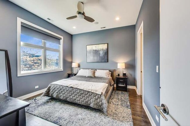 Building Photo - 1021 N Hermitage Ave