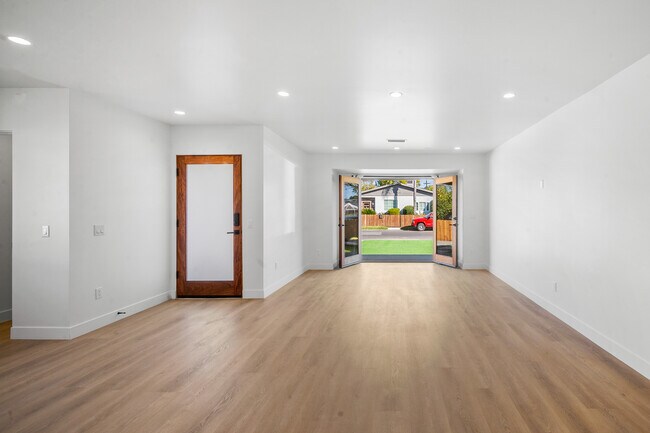 Building Photo - 14332 Miranda St