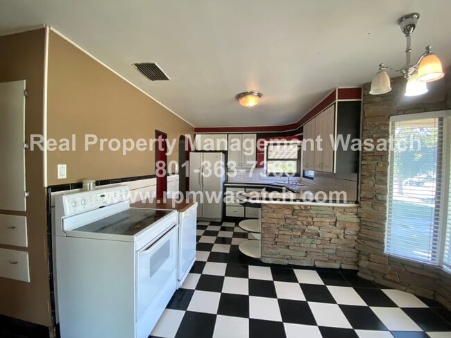 Building Photo - Take a Look at This 4 Bedroom 2 Bathroom H...