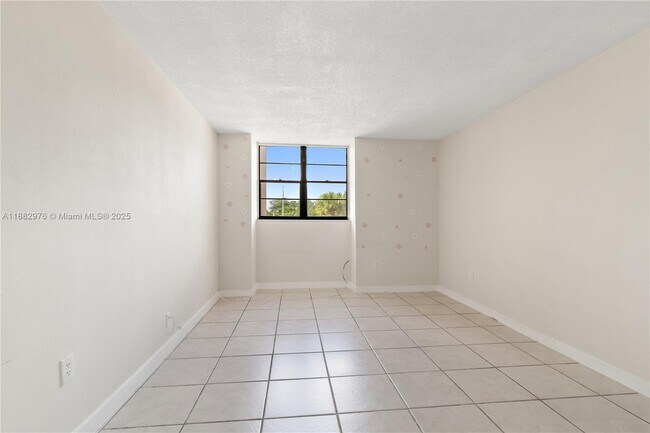 Building Photo - 10425 SW 112th Ave