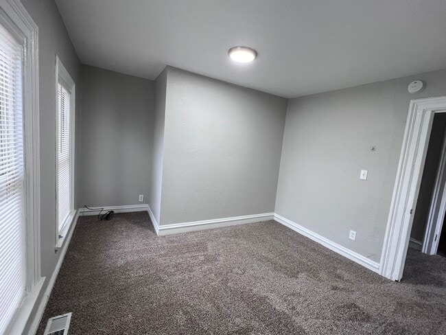 Building Photo - Three Bedroom Unit Near Downtown Grand Rap...