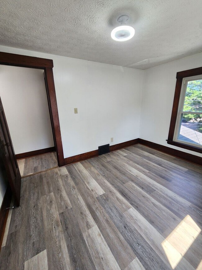 Building Photo - Beautifully Update 4 Bedroom House For Rent in Firestone Park