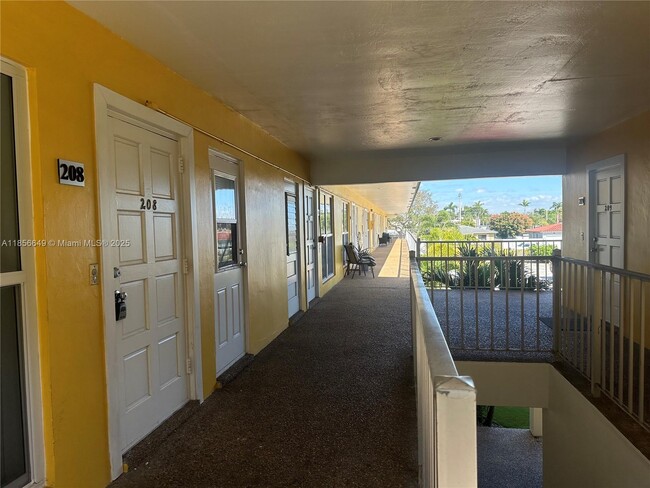 Building Photo - 2822 Van Buren St