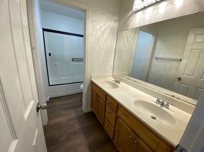 Building Photo - 6 bedroom in Manteca!