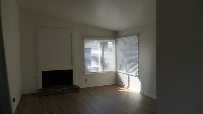 Building Photo - 44715 La Paz Rd
