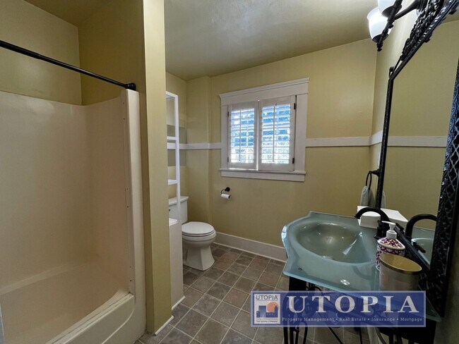 Building Photo - Charming 3 bedroom, 2 bathroom home in the...