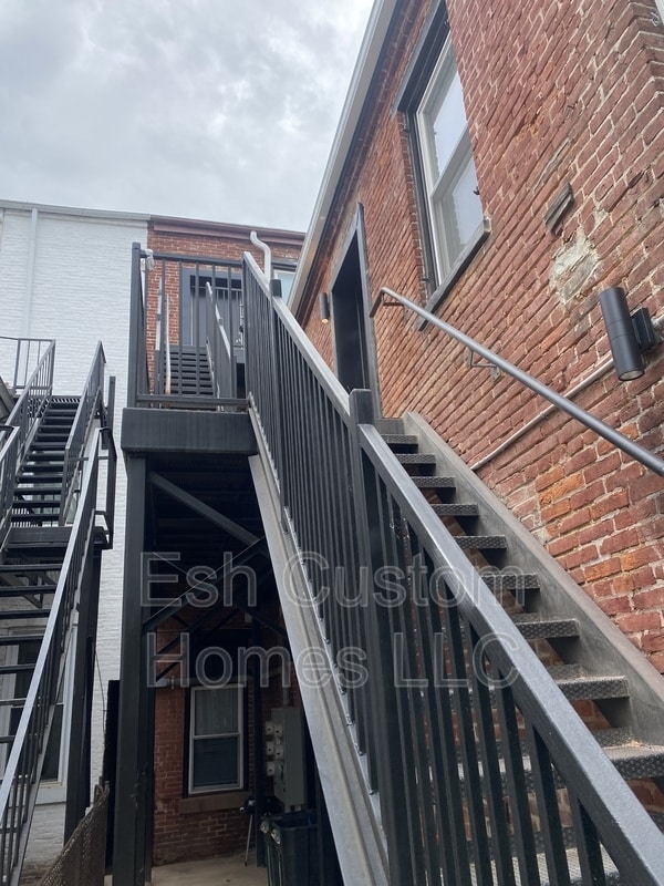 Building Photo - 11 E Walnut St